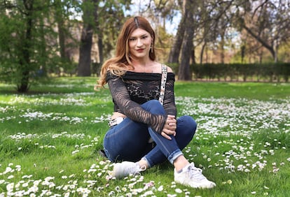 Daniela Gómez, inmigrante trans originaria de Colombia, en el Parque del Retiro en Madrid, el 28 de marzo.