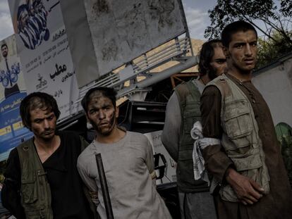 Estos cuatro hombres son presuntos ladrones que los talibanes han exhibido para su escarnio público en una concurrida rotonda. Los milicianos les pintaron la ropa y la cara de negro y les obligaron, megáfono en mano, a confesar sus delitos ante la multitud.