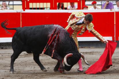 El Juli, ayer con su primer toro en la plaza de Vista Alegre.