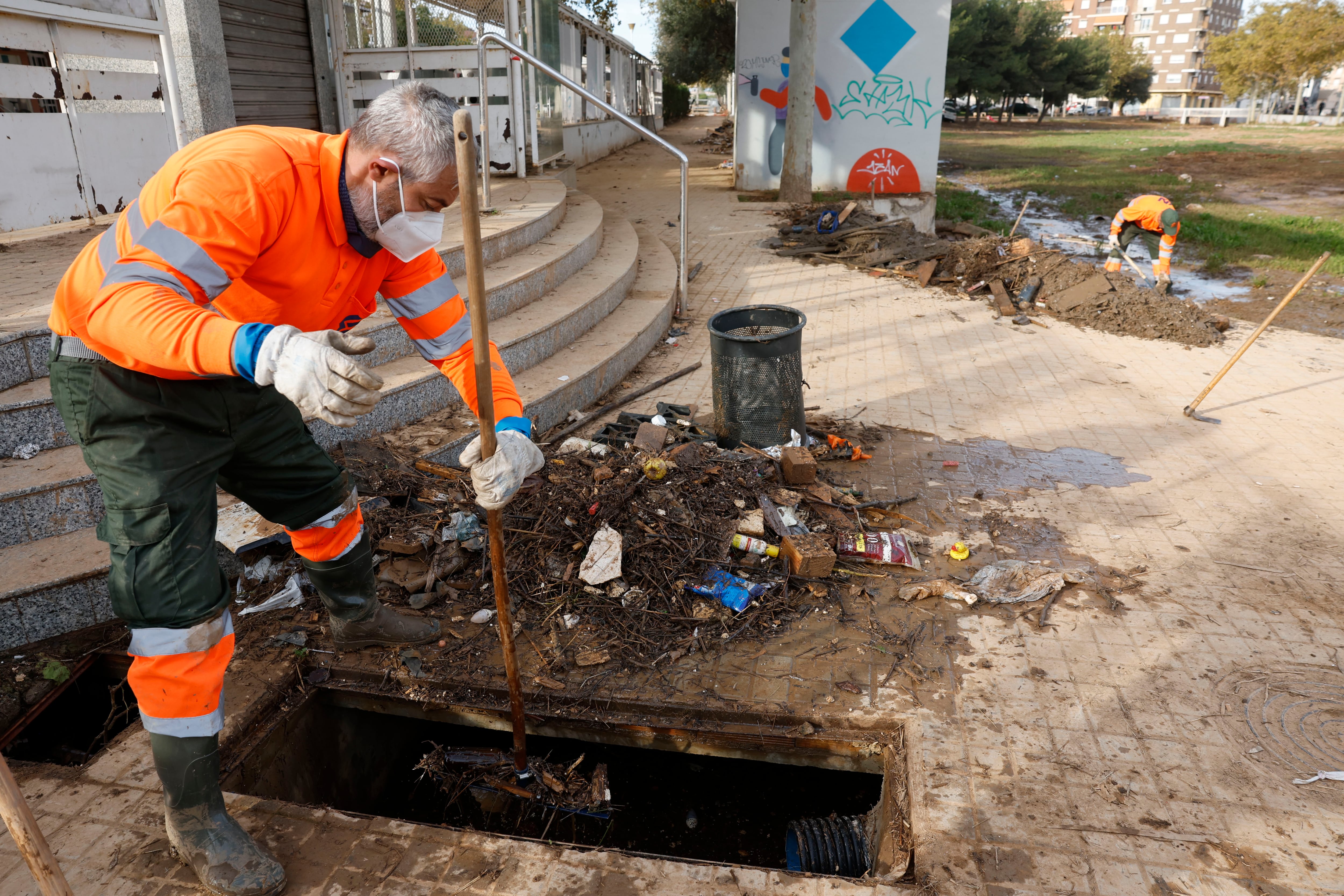 Última hora de la dana, en directo | Suspensión de clases, sacos de arena y desatrancos: la zona cero de Valencia se prepara ante la nueva dana