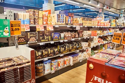 Lineal de un supermercado Dia con dulces dirigidos a la campaña navideña.