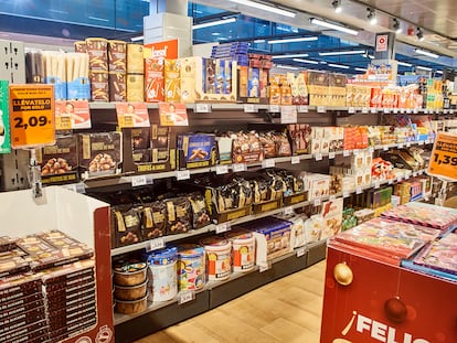 Lineal de un supermercado Dia con dulces dirigidos a la campaña navideña.