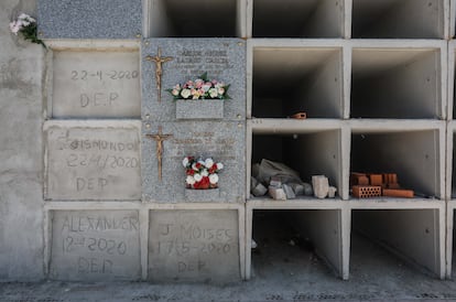 Nichos construidos en San Martín de Valdeiglesias durante la pandemia para paliar la falta de espacio en el cementerio, este septiembre.