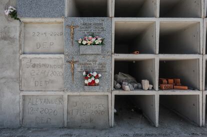 Nichos construidos en San Martín de Valdeiglesias durante la pandemia para paliar la falta de espacio en el cementerio, este septiembre.