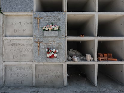 Nichos construidos en San Martín de Valdeiglesias durante la pandemia para paliar la falta de espacio en el cementerio, este septiembre.