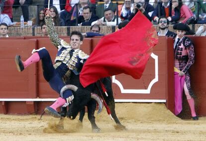 Gonzalo Caballero, en el tercer novillo de la primera feria en Sevilla. 