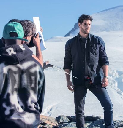 Una imagen de la producción de la campaña de Bvlgari Man Glacial Essence, firmada por Damien Krisl y el fotógrafo Chris Kolls.