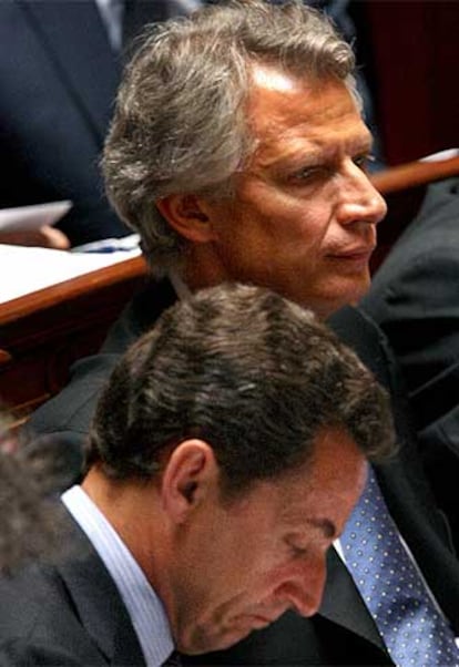 Sarkozy, en primer plano, y Villepin, ayer en la Asamblea Nacional.