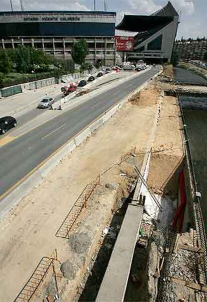 Tramo de las obras de la M-30 paralizadas, a la altura del puente de San Isidro, fotografiadas ayer.