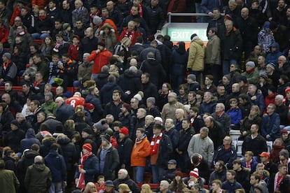 Aficionados del Liverpool abandonan Anfield en protesta por el alto precio de las entradas.