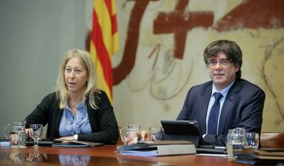 La consejera de Presidencia, Neus Munt&eacute;, y el presidente, Carles Puigdemont, en la reuni&oacute;n de Gobierno.