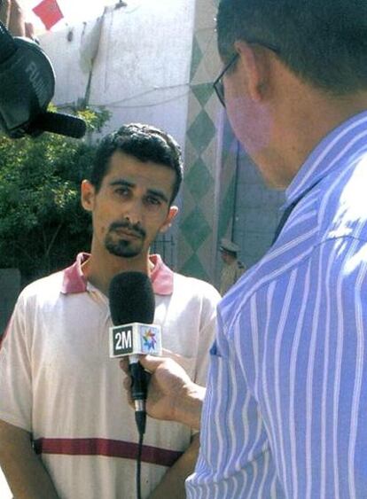 El <i>bloguero</i> Mohamed Erraji, a su salida de prisión.
