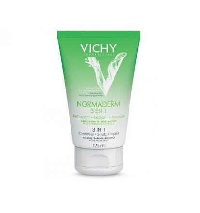 Normaderm 3 en 1 de Vichy es un limpiador, un exfoliante y una mascarilla todo en el mismo producto. Todo depende de cómo te lo apliques. Si simplemente te lavas la cara con él actúa como limpiador y exfoliante. En cambio, si lo dejas actuar 10 minutos tiene la función de mascarilla limpiadora en profundidad. (9,50 euros aprox.)