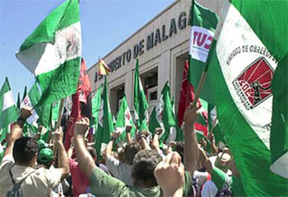 Jornaleros procedentes de toda Andalucía se manifiestan en la entrada principal del aeropuerto de Málaga.