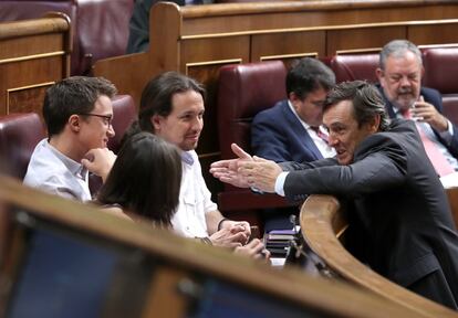 Los diputados de Podemos Pablo Iglesias y Herrejon Hablan con Rafael Hernando del pp durante la sesión constitutiva de las Cortes Generales de la XII Legislatura que tiene lugar hoy en el Congreso de los Diputados.