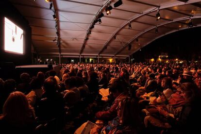 P&uacute;blico assiste a uma das mesas da Flip 2017, no centro hist&oacute;rico de Paraty, nesta quinta-feira.