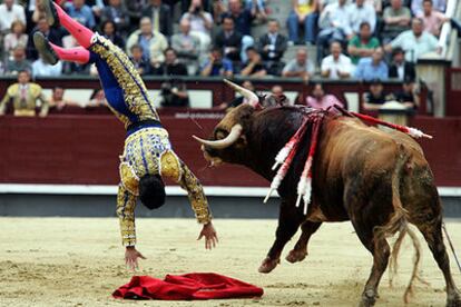 Sergio Serrano sufrió una espectacular voltereta, sin consecuencias, en su primer novillo.