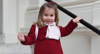 La princesa Carlota de Cambridge en el Palacio de Kensington antes de su primer día de guardería el 8 de enero.