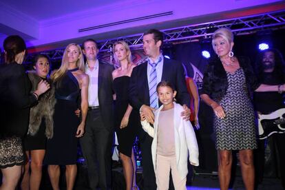 Ivanka y Eric Trump junto a su madre, Ivana Trump, en un evento caritativo en Nueva York, en 2014.