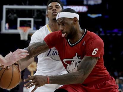 LeBron James, com a bola, ante Nick Young.