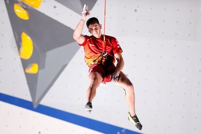 El cacereño Alberto Ginés, de 18 años, ha sumado la tercera medalla de oro para España, al lograr el máximo reconocimiento en la escalada deportiva, en la primera final olímpica de este deporte disputada este jueves en los Juegos de Tokio. Se antepone al estadounidense Nathaniel Coleman y al austriaco Jakob Schubert y se convierte en el campeón olímpico más joven.