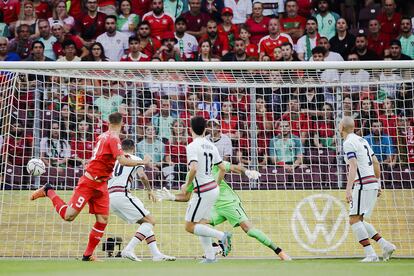 Seferovic marca de cabeza el gol de Suiza contra Portugal.