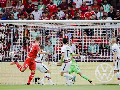 Seferovic marca de cabeza el gol de Suiza contra Portugal.