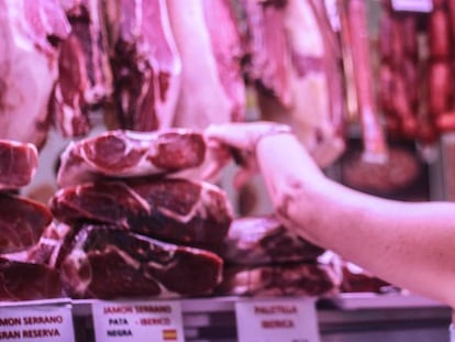 Una mujer compra en el Mercado central de Málaga