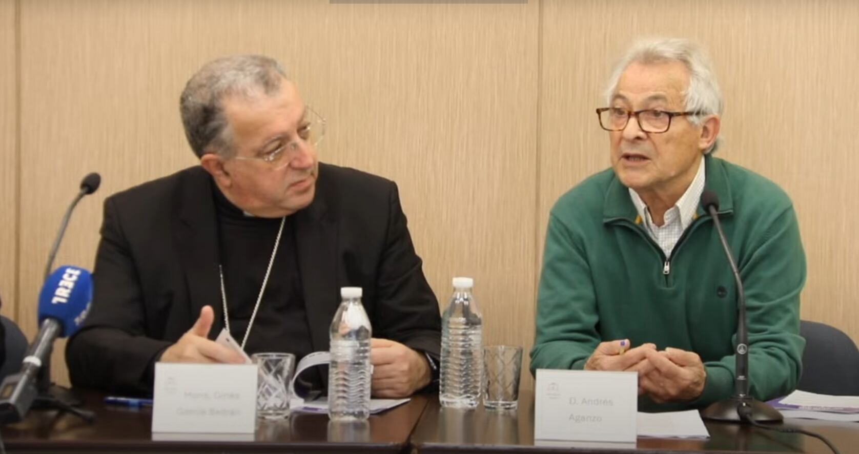 El obispo Ginés García Beltrán junto al sociólogo Andrés Aganzo, el 21 de marzo, durante la presentación del informe 'Mirar al Sur'.