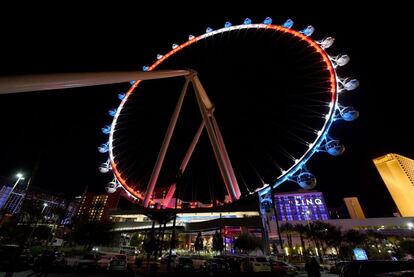 La noria High Roller de Las Vegas (EE UU) también ha querido tener un gesto con las víctimas de los atentados de la capital francesa.