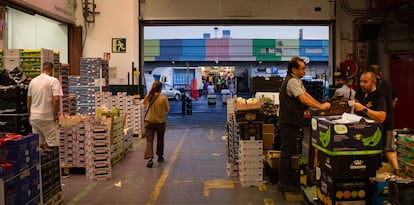 Cerca de 20.000 personas al día –entre compradores, vendedores, personal de oficina– pasan por esta central de abastos, que cuenta con 222 hectáreas de superficie, el equivalente a casi 220 estadios de fútbol. Un área mayor a la del principado de Mónaco (208 hectáreas).