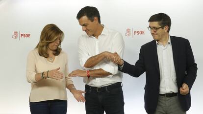 Pedro S&aacute;nchez, entre Susana D&iacute;az y Patxi L&oacute;pez tras conocerse los resultados. 