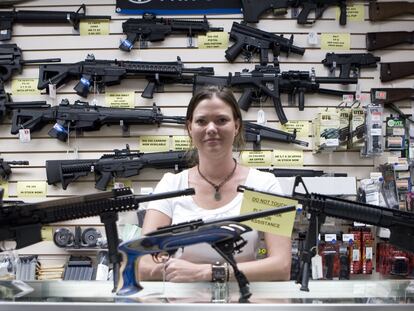 Gina Brewer, dueña de Texas Gun, un local de venta de armas en San Antonio