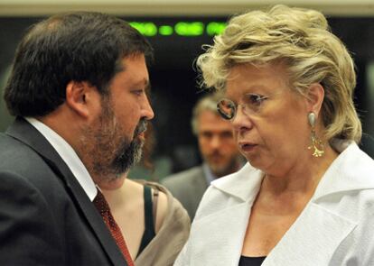 Francisco Caamaño y Viviane Reding charlan durante el Consejo de Ministros de Justicia de la UE celebrado en Luxemburgo.