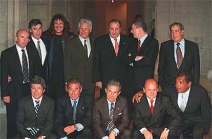 Veteranos del Atlético junto a Ruiz-Gallardón y Jesús Gil en la recepción en la Comunidad de Madrid.