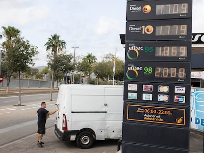 Imagen de una gasolinera en Sant Just Desvern, en Barcelona.