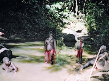 Mujeres de la tribu jarawa, en las islas Andamán (India).