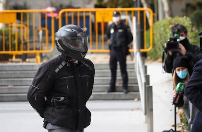 El exchófer de la familia Bárcenas, Sergio Ríos, cubre su rostro con un casco de moto tras declarar, este miércoles, en la Audiencia Nacional por el 'caso Kitchen'.