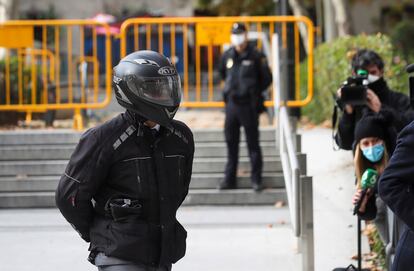 El exchófer de la familia Bárcenas, Sergio Ríos, cubre su rostro con un casco de moto tras declarar, este miércoles, en la Audiencia Nacional por el 'caso Kitchen'.