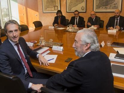 El ministro de Fomento, Íñigo de la Serna, el secretario de Estado de Infraestructuras, Julio Gomez Pomar, y el presidente de Adif, Juan Bravo Rivera, durante una reciente reunión con representantes de la Generalitat de Cataluña.