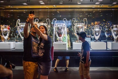 Santiago Bernabéu, entonces presidente del club, estaba decidido a convertir al Real Madrid en el mejor equipo de fútbol del mundo. El mayor estadio traería mayores ingresos, y con ellos, los mejores jugadores. Así que en Madrid se inauguró un estadio de fútbol que primero daba cabida a 75.000 espectadores y, en pocos años, llegó a los 125.000. La posterior obligatoriedad de eliminar las gradas sin asientos redujo sensiblemente su aforo (81.044 personas) y actualmente se encuentra en marcha la reforma integral –proyectada por Tristán López-Chicheri– que lo convertirá en uno de los más modernos del mundo. <a href="https://www.realmadrid.com/" rel="nofollow" target="_blank">realmadrid.com</a>