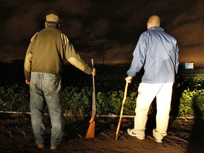 Dos ganaderos patrullan por la noche contra los robos