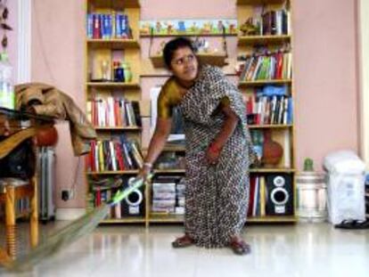 En la imagen, Reena Sanmugan, asistenta del hogar, limpiando una casa en Nueva Delhi.