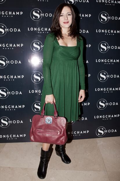 La actriz Ruth Nuñez acudió con un vestido verde de algodón y botines, que combinó con un bloso Longchamp de mano.
