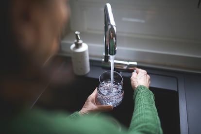 El agua del grifo es una alternativa más segura frente a la embotellada en plástico, que puede contribuir hasta con 127.000 partículas de microplásticos anualmente en un adulto.