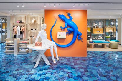 Cada rincón de la pop up de Louis Vuitton es un homenaje al mágico espíritu de la isla, desde su suelo azul a la lagartija balear que decora la tienda.