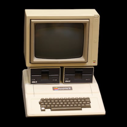 Con el dinero ganado gracias a la venta de Apple I, el equipo de Jobs y Wozniak pudo empezar a pensar en una máquina más ambiciosa: el Apple II. Para Wozniak, se trataba de la computador que hubiera querido construir si no hubiera tenido las limitaciones económicas que tuvo con el Apple I. Se considera como su primer ordenador personal completo. Se presentó al público en abril de 1977.