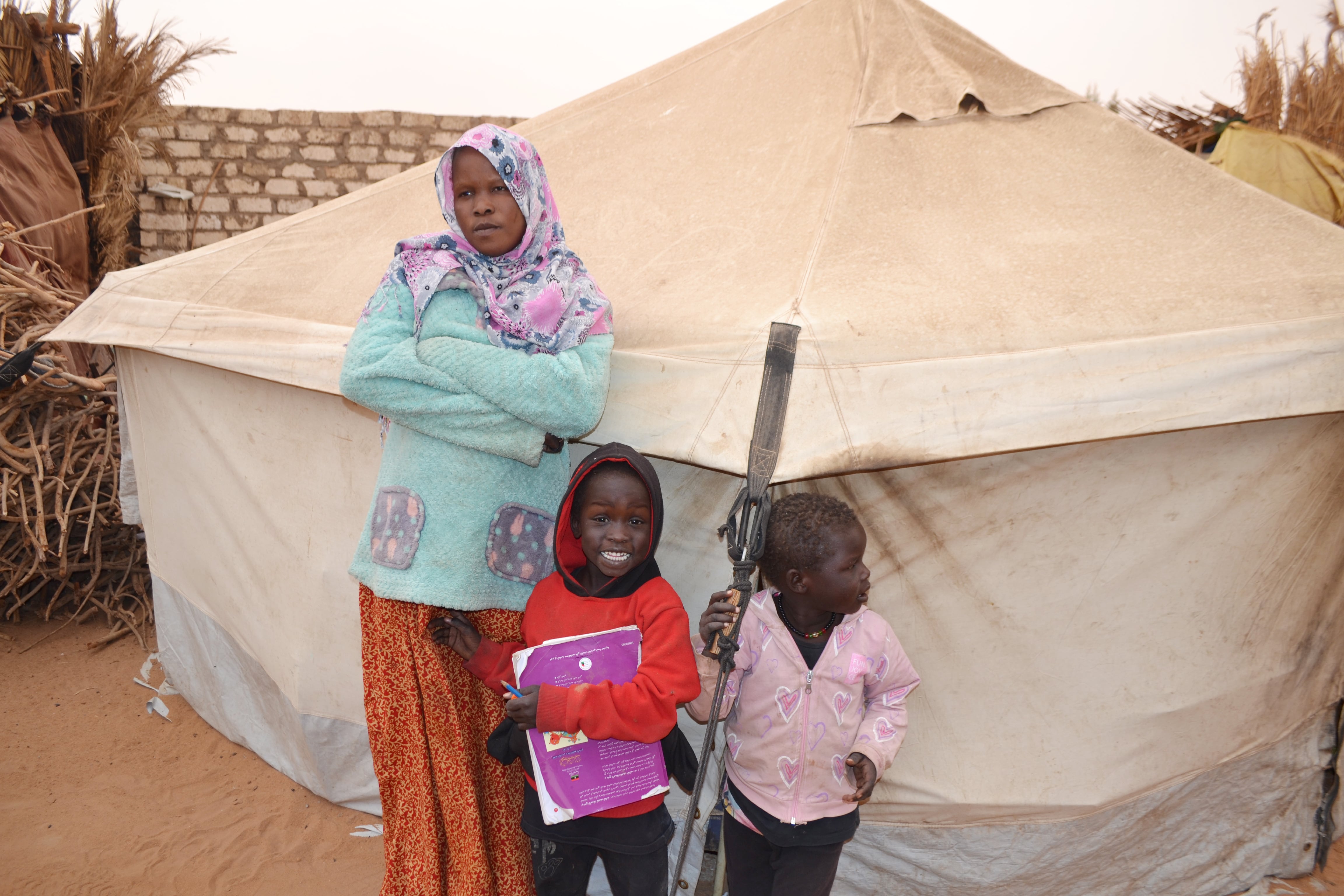 Khadija, de 29 años, llegó a Kufra en 2024 con su marido y sus cuatro hijos. Desde entonces viven de donaciones y del dinero que él consigue.