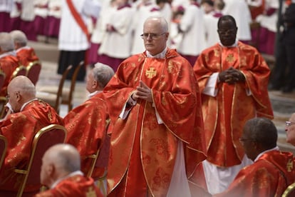 El cardenal brasileño Odilo Scherer asiste a la misa votiva 'Pro eligendo Pontifice', previa al comienzo del cónclave, en la basílica de San Pedro del Vaticano. Scherer es junto con Angelo Scola, uno de los que entran en el cónclave con mayores consensos para convertirse en el sucesor de Benedicto XVI.