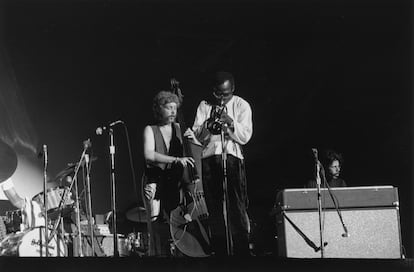 Dave Holland, Miles Davis y Chick Corea (al teclado) en el concierto de julio de 1969.